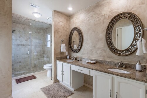 Modern Comfort Near DFW  9.4⭐ Rated  Backyard Sunsets