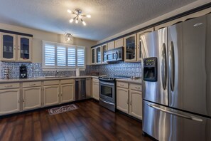 Kylskåp, mikrovågsugn, ugn och spishäll