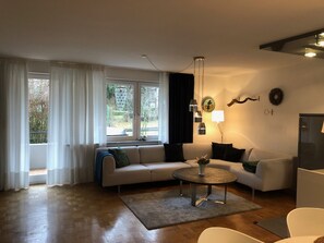 TV, DVD player, books, stereo - very quiet apartment close to the sea and the center (Überlingen)