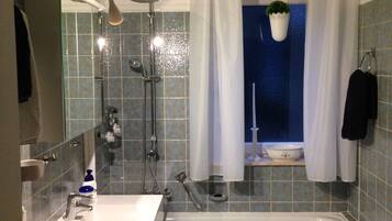 Bathtub, hair dryer, towels
