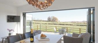 The Hideaway -UKC3844