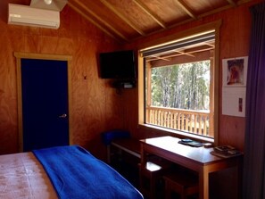 Individually furnished, desk, laptop workspace, blackout curtains - Anchorstone (Stewart Island / Rakiura)