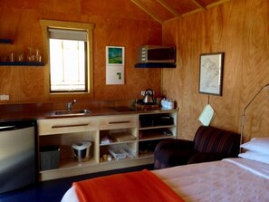 Fridge, microwave, stovetop, electric kettle - Anchorstone (Stewart Island / Rakiura)