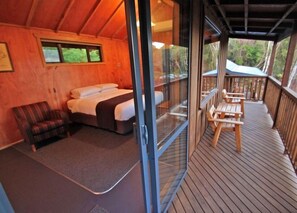 Individually furnished, desk, laptop workspace, blackout drapes - Anchorstone (Stewart Island / Rakiura)