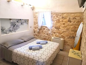 2 عدّة غرف نوم وخدمة الإنترنت وملاءات أسرّة