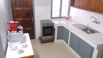Refrigerador, microondas, horno y cafetera y tetera