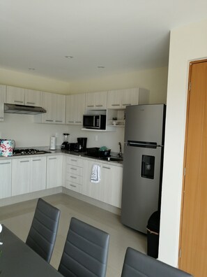 Geladeira, micro-ondas, cooktop, cafeteira/chaleira