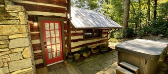 Quaint, Romantic Mountain Antique Log Cabin near Asheville!