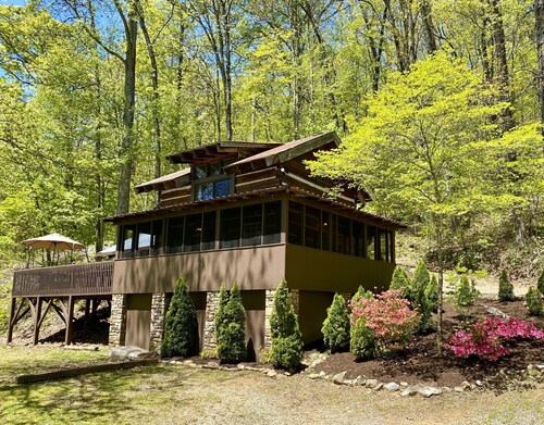 Quaint, Romantic Mountain Antique Log Cabin near Asheville!