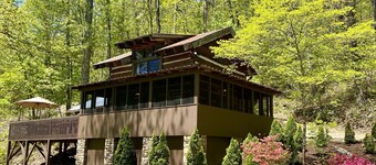 Quaint, Romantic Mountain Antique Log Cabin near Asheville!