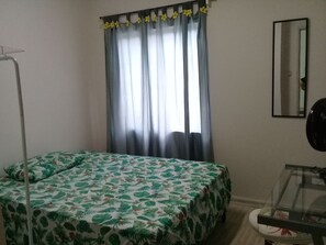 5 habitaciones, tabla de planchar con plancha, wifi y ropa de cama