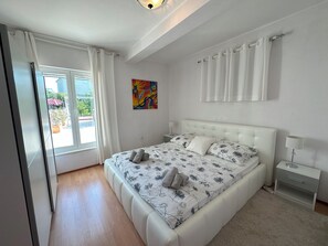 3 bedrooms, iron/ironing board, travel crib, free WiFi