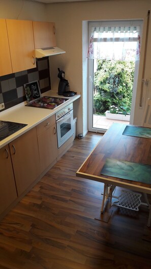 Een koelkast, een magnetron, een kookplaat