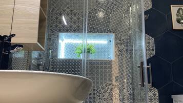 Doccia, asciugacapelli, bidet, asciugamani