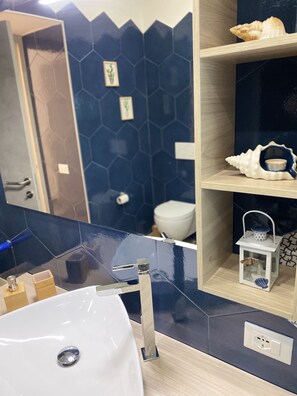 Dutxa, assecador de cabells, bidet i tovalloles 