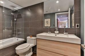 Bañera, secador de pelo, toallas y jabón