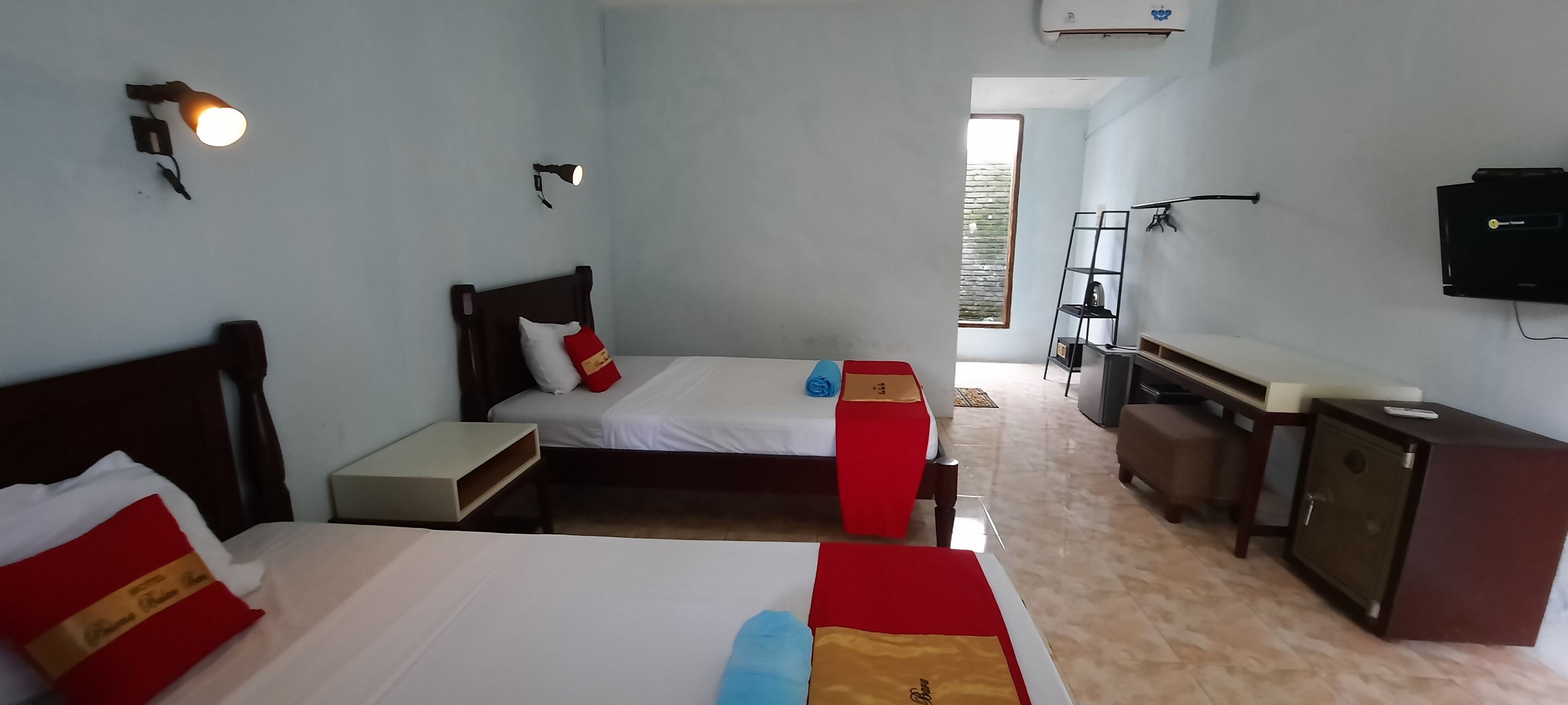 Habitación con 2 camas individuales | Minibar, caja de seguridad en la habitación y escritorio 