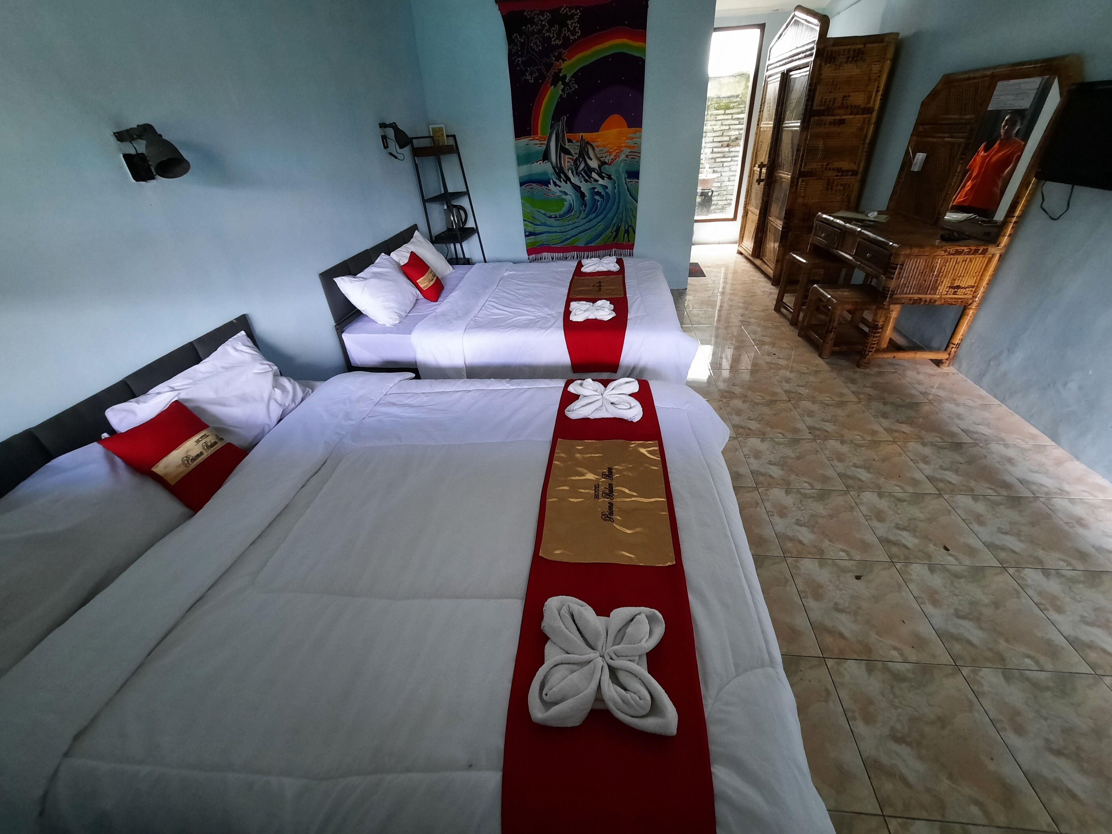 Habitación cuádruple Deluxe | Minibar, caja de seguridad en la habitación y escritorio 