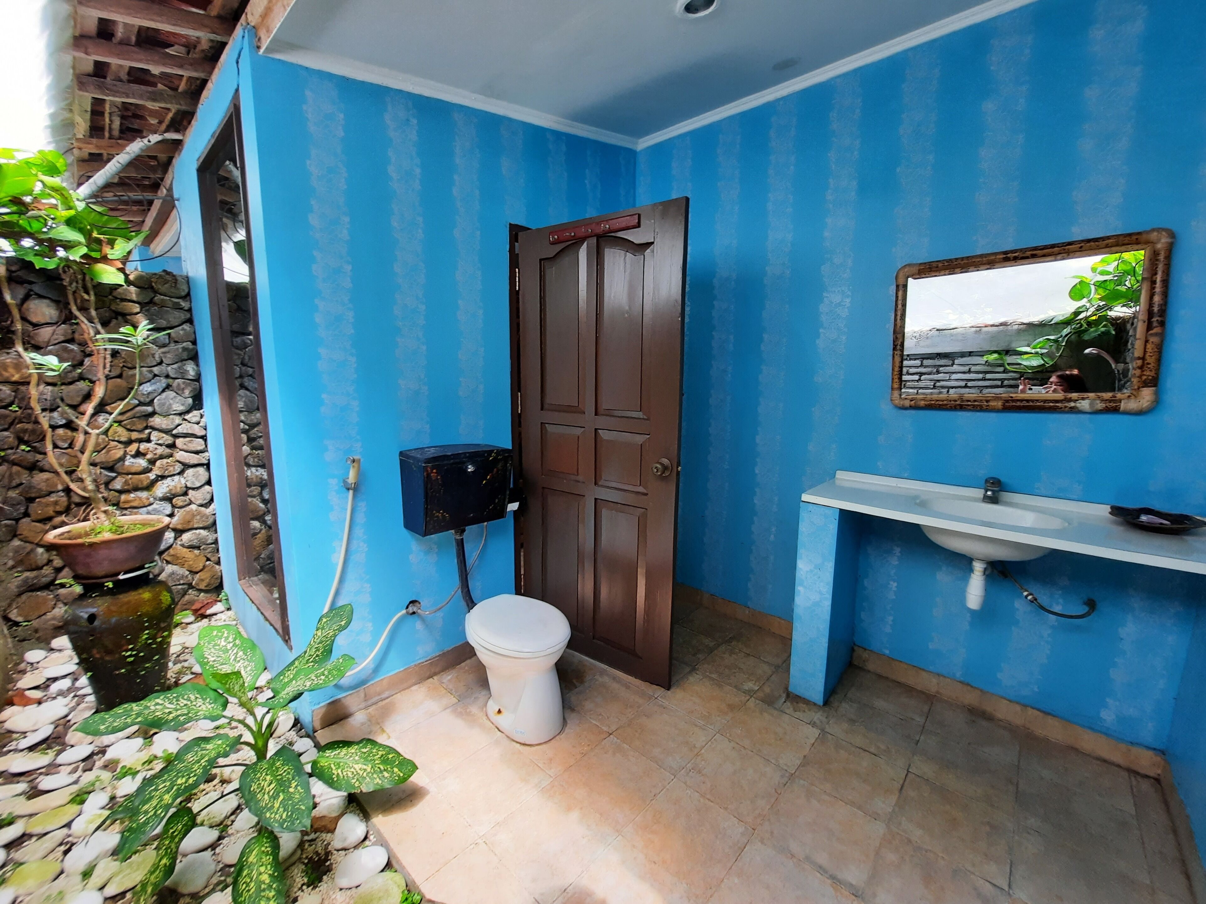 Dusch, regndusch, gratis toalettartiklar och tofflor