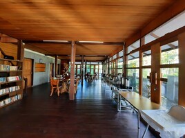 Breakfast, dinner and brunch served