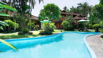 Piscina all'aperto, ombrelloni da piscina, lettini