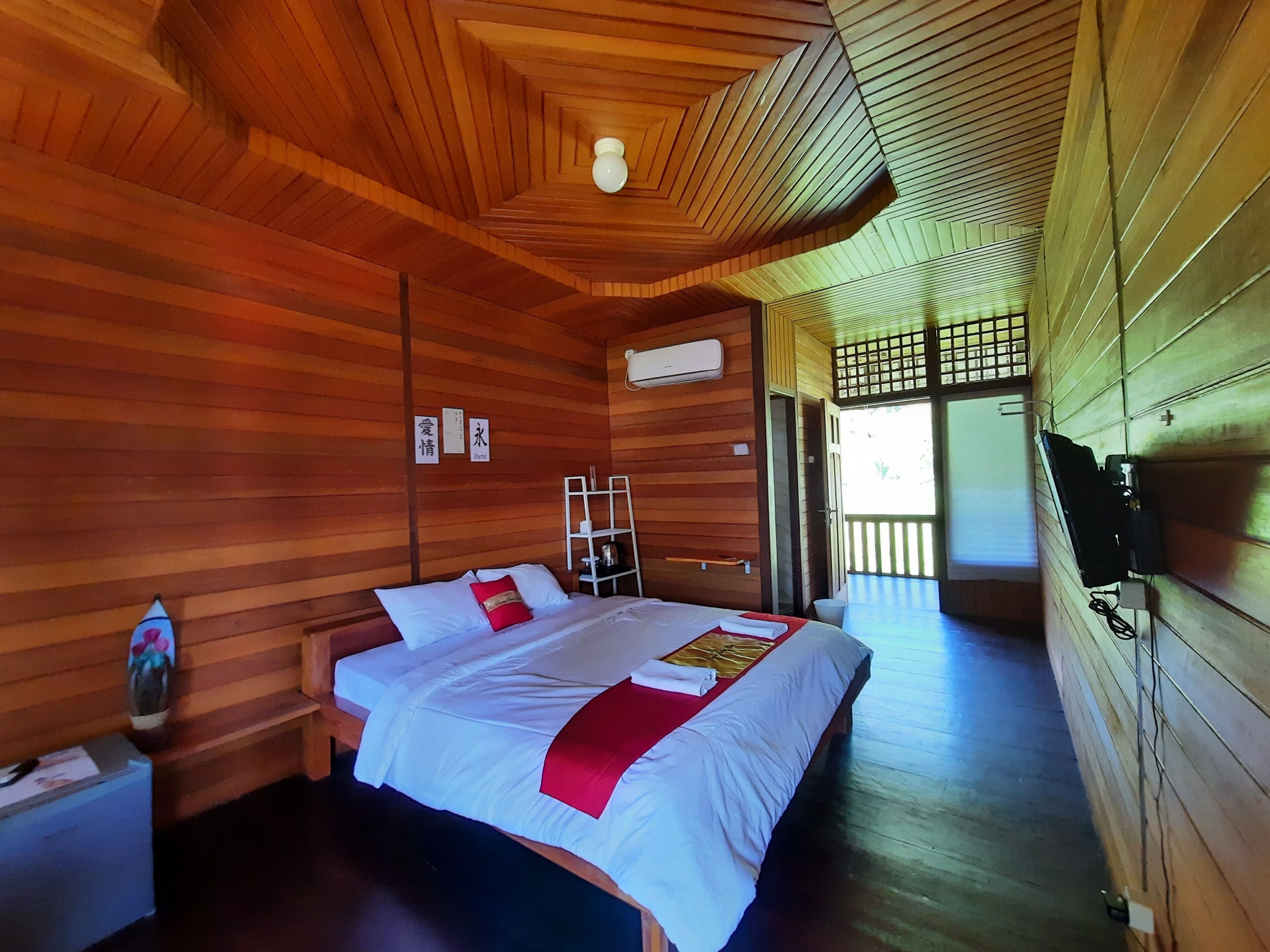 Huone (Woodhouse AC Room) | Minibaari, tallelokero huoneessa, työpöytä, pimennysverhot