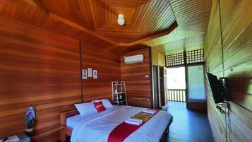 Woodhouse AC Room | Minibar, in-room safe, desk, blackout curtains