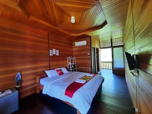 客房 (Woodhouse AC Room) | 迷你吧、客房内保险箱、办公桌、遮光窗帘