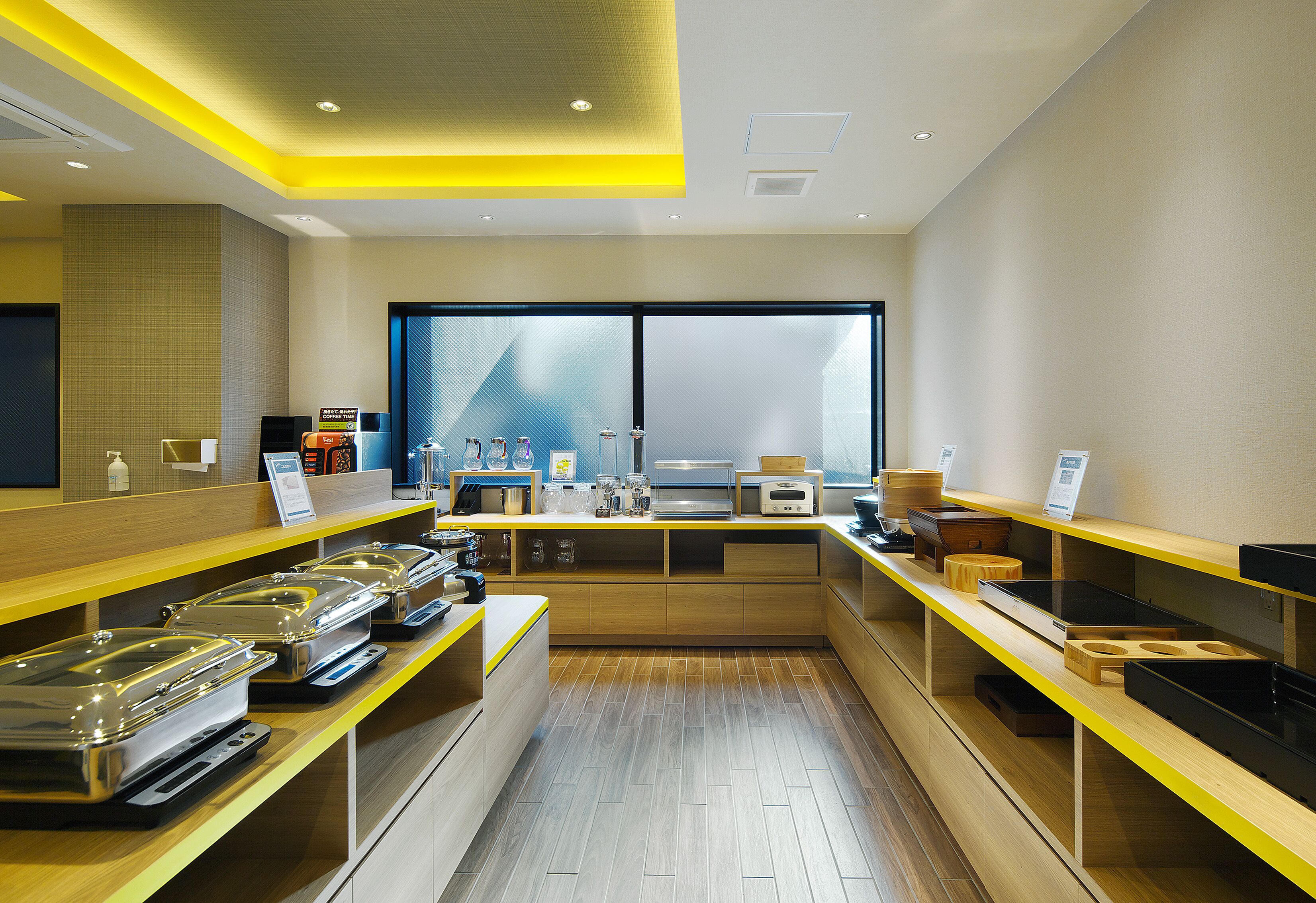 Daily buffet breakfast (JPY 1400 per person)