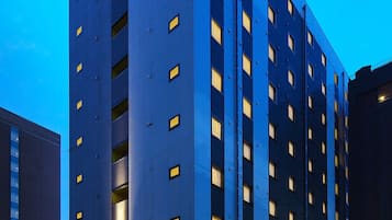 Fassade der Unterkunft – Abend/Nacht
