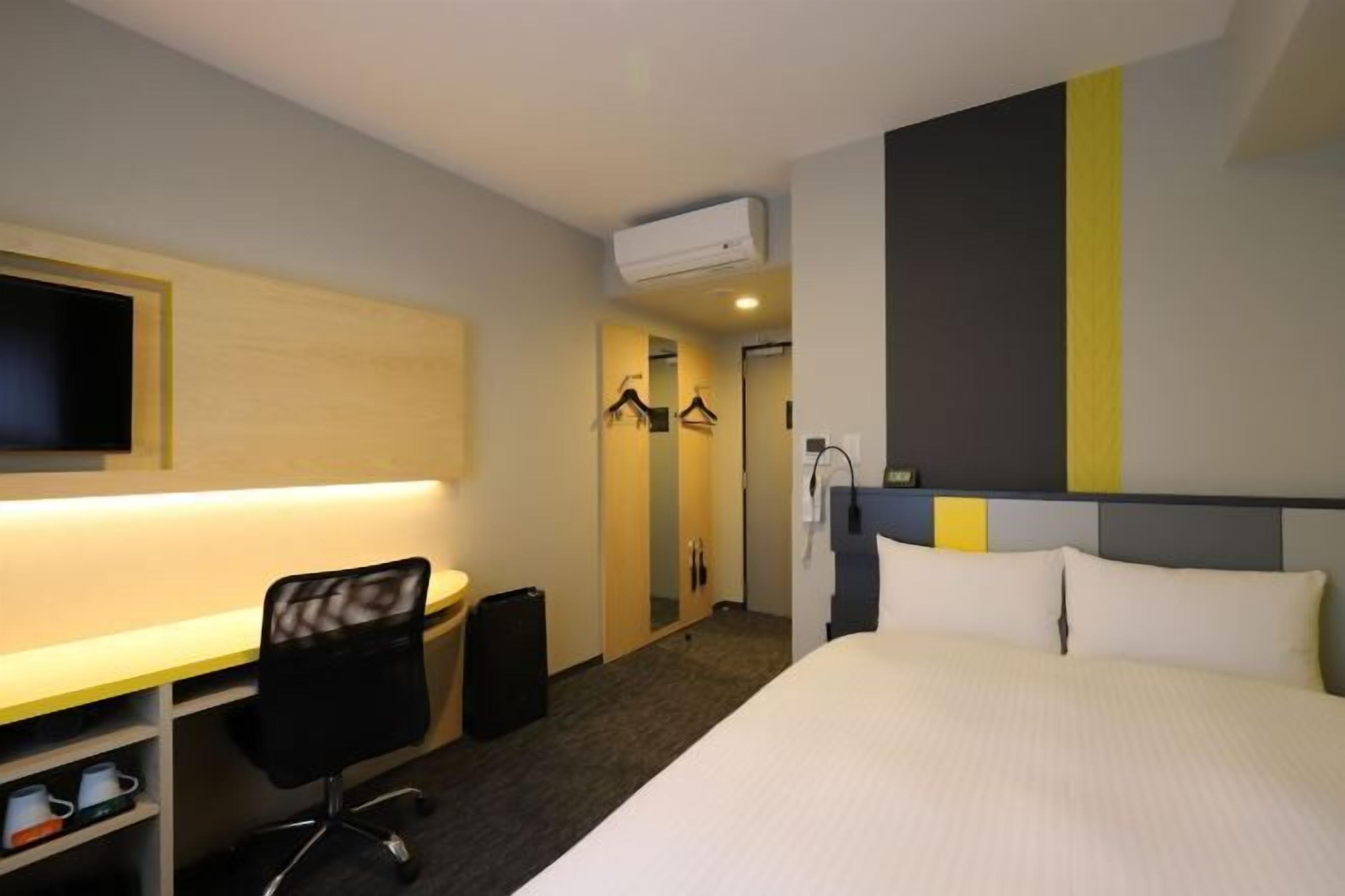 Desk, free WiFi, bed sheets