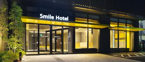 Fachada de la propiedad por la tarde o noche