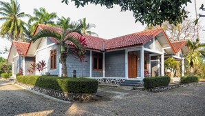 Exterior detail - OYO 1395 Carita Asri Villas & Resort (Carita)