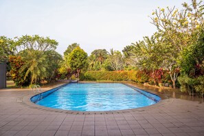 Outdoor pool - OYO 1395 Carita Asri Villas & Resort (Carita)