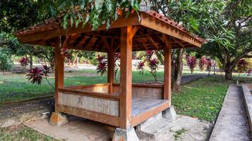 مقصورة في الحديقة