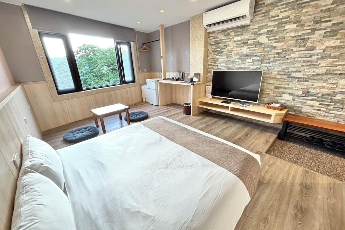 Chambre supérieure double (Limited parking, reservation required) | 1 chambre, décor unique, ameublement unique, bureau