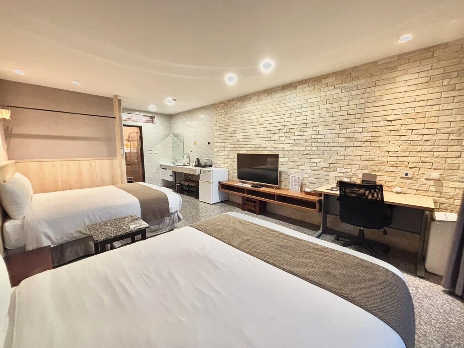 标准四人房 (停车位需预约，车位有限) | 特色装修、特色家居、办公桌、遮光窗帘