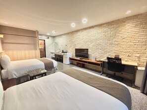 Quadrupla Standard (Limited parking, reservation required) | Con stile personalizzato, con arredamento individuale, una scrivania