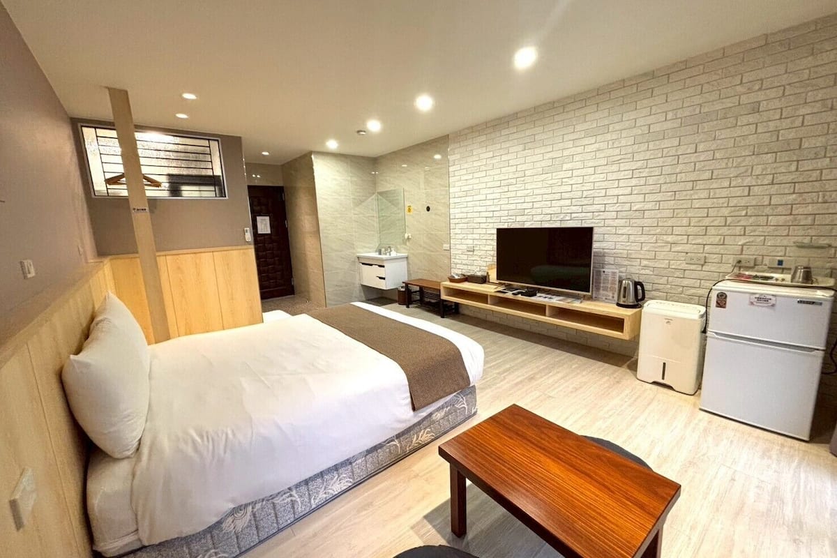 Chambre double, balcon (Limited parking, reservation required) | 1 chambre, décor unique, ameublement unique, bureau