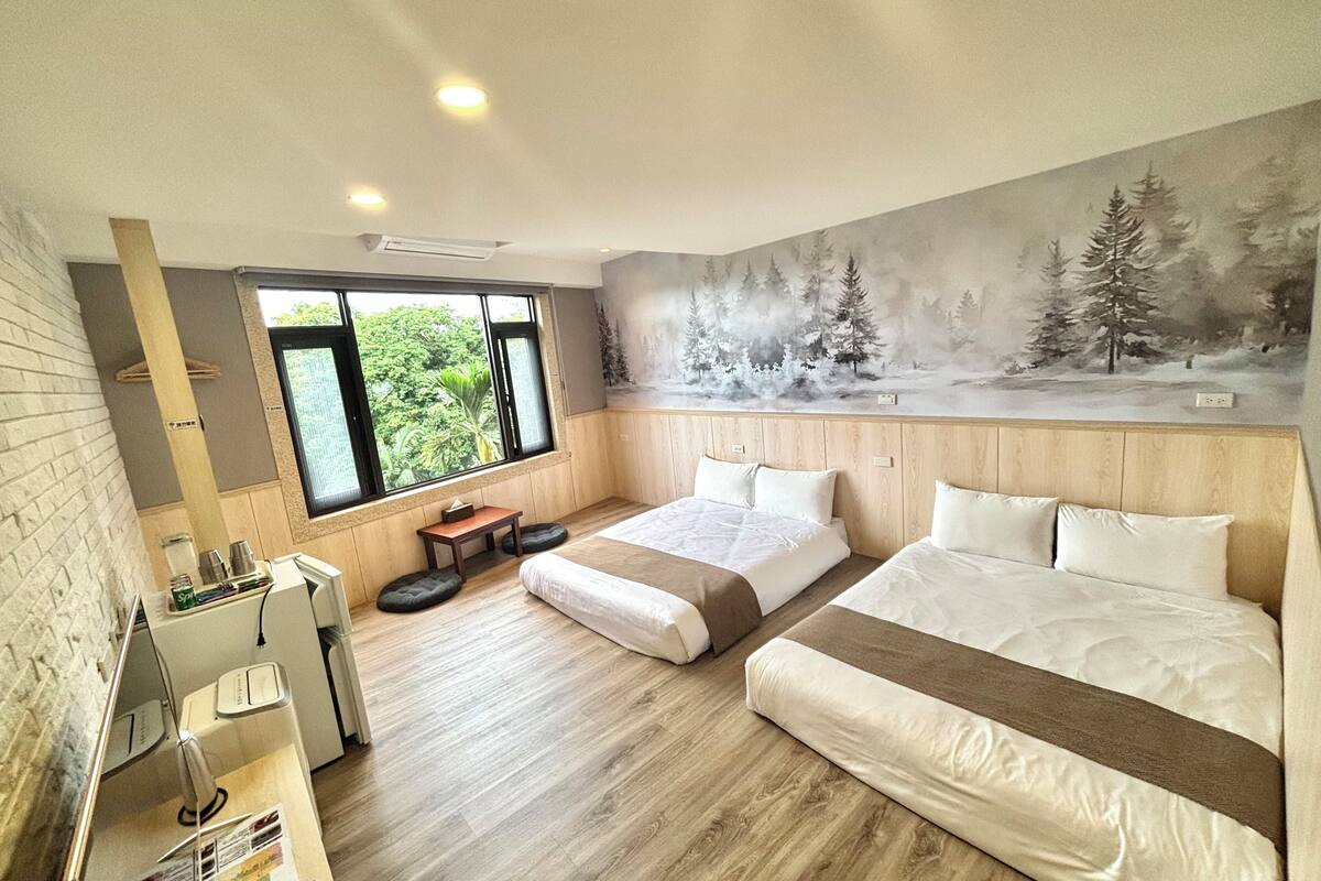 Chambre quadruple (Limited parking, reservation required) | 1 chambre, décor unique, ameublement unique, bureau