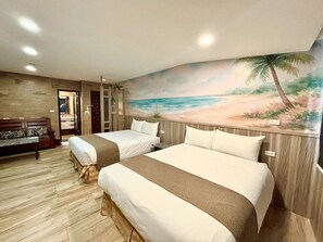 Comfort-værelse til 4 personer (Limited parking, reservation required) | Individuelt design, individuel indretning, skrivebord