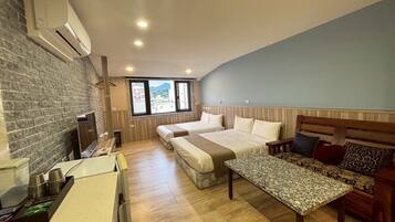 Phòng 4 tiện nghi đơn giản (Limited parking, reservation required) | Trang trí khác biệt, trang bị nội thất với thiết kế riêng biệt, bàn