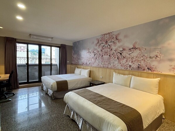 Standardværelse til 4 personer (Limited parking, reservation required) | Individuelt design, individuel indretning, skrivebord