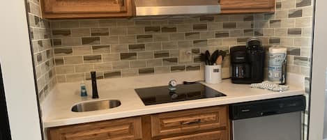 Grand réfrigérateur, micro-ondes, plaque de cuisson