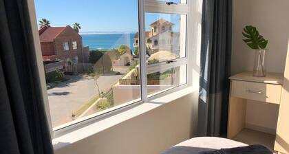 'On Point' Spacious Beach House, Jeffreys Bay
