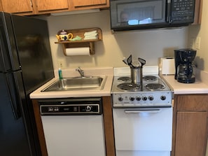 Refrigerador, microondas, parrilla de estufa y cafetera y tetera 