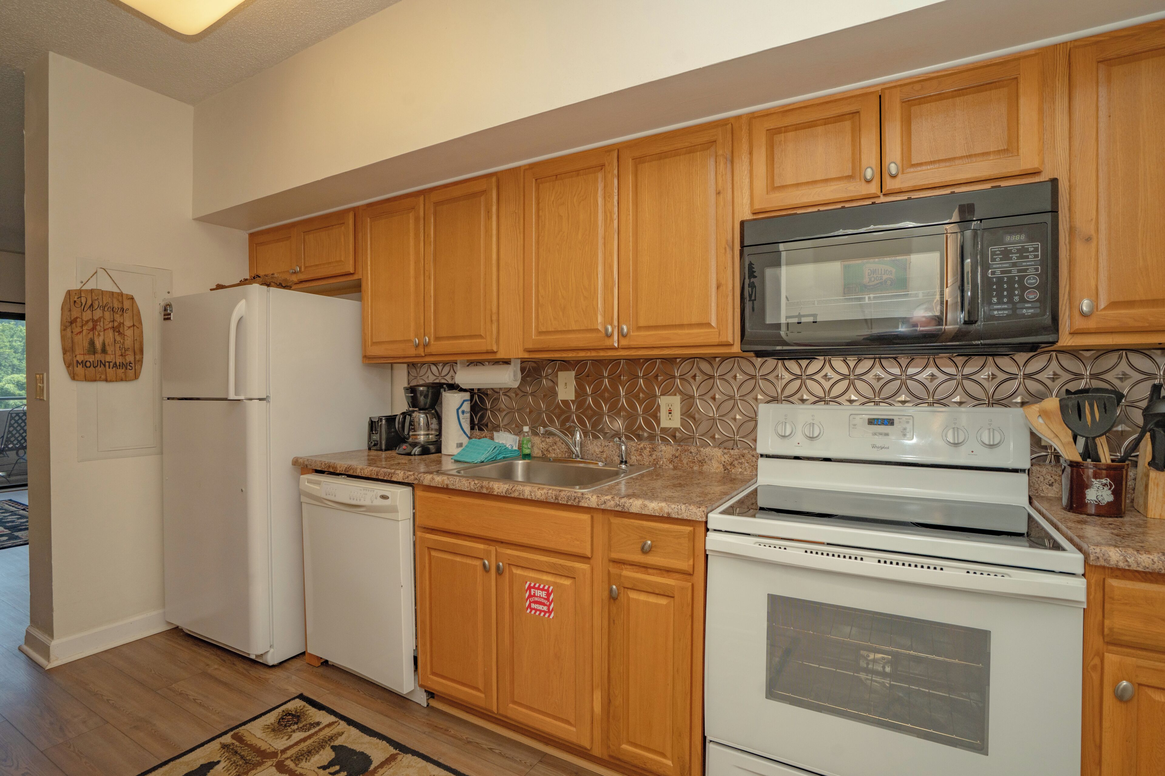 Coffee/tea maker, fridge, microwave, stovetop