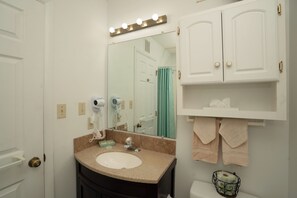 Hair dryer, towels - Laurel Inn 309 is a beautiful condo with private balcony close to downtown (Gatlinburg)