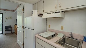 Coffee/tea maker, fridge, microwave, stovetop