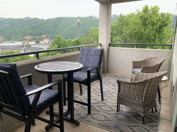 Outdoor dining - Laurel Inn 404 is a spacious 2BR condo with private balcony close to downtown (Gatlinburg)